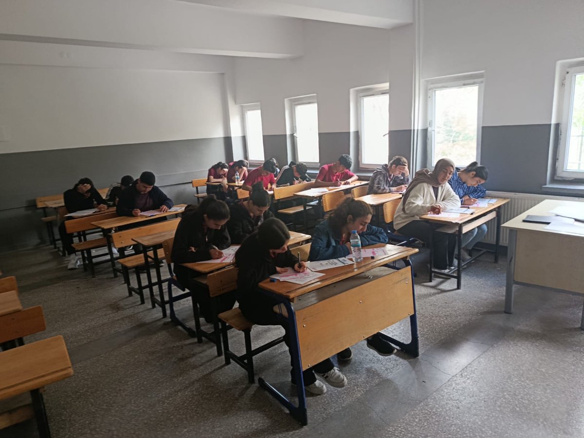 tugvalice's tweet photo. Üniversite sınavına sayılı günler kala, liseli kardeşlerimizle birlikte sınava hazırlık sürecimizi yoğun bir tempoyla sürdürüyoruz. Bu kapsamda öğrencilerimizin eksiklerini görmeleri ve sınav tecrübesi kazanmaları amacıyla deneme sınavımızı başarıyla gerçekleştirdik. Tüm öğrencilerimize sınavlarında üstün başarılar diliyoruz.