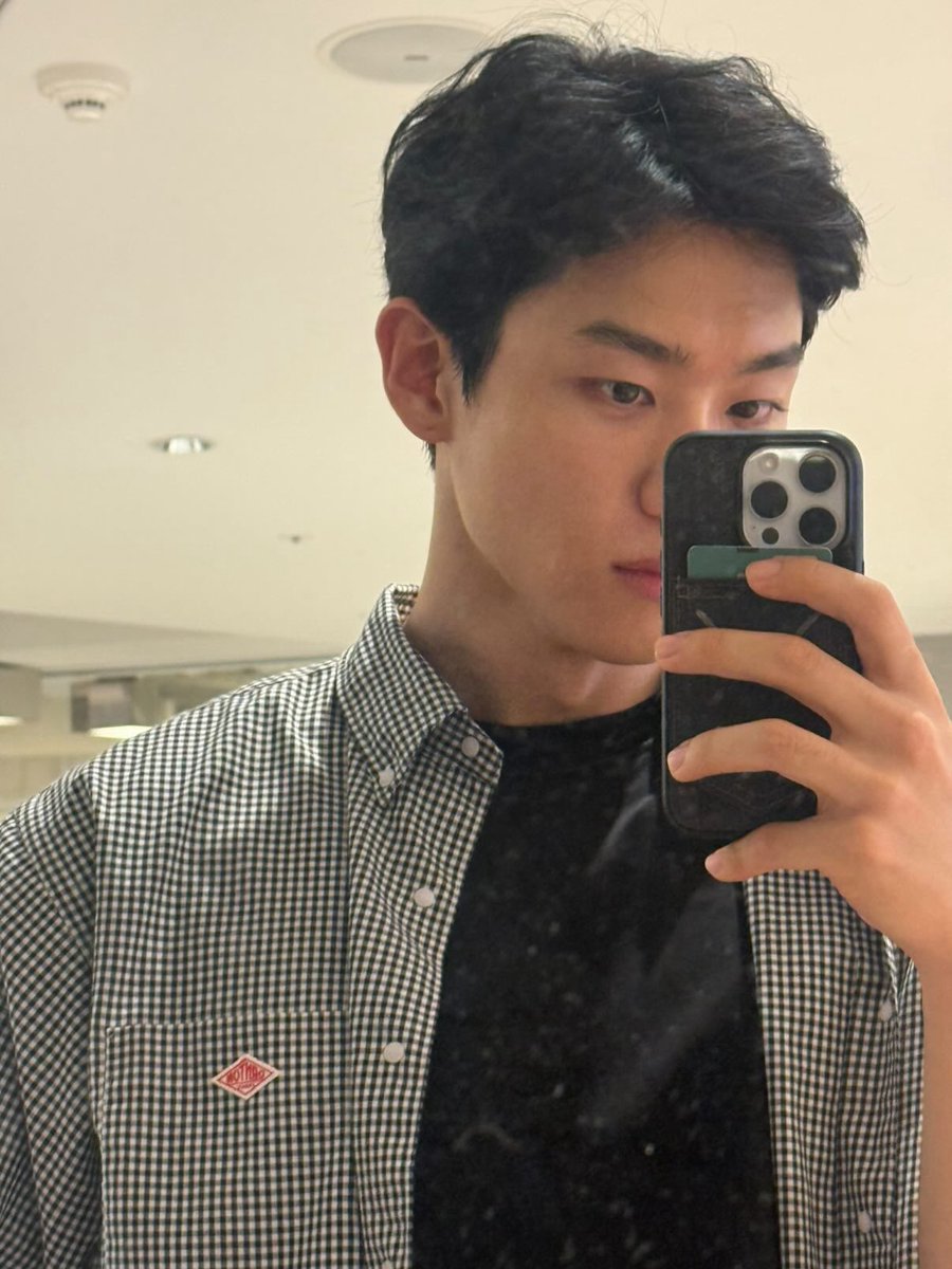 delllong_'s tweet photo. 핸드폰 뒤에 카드넣고 다니는거 한결같다 https://t.co/3yGdrc0xrp