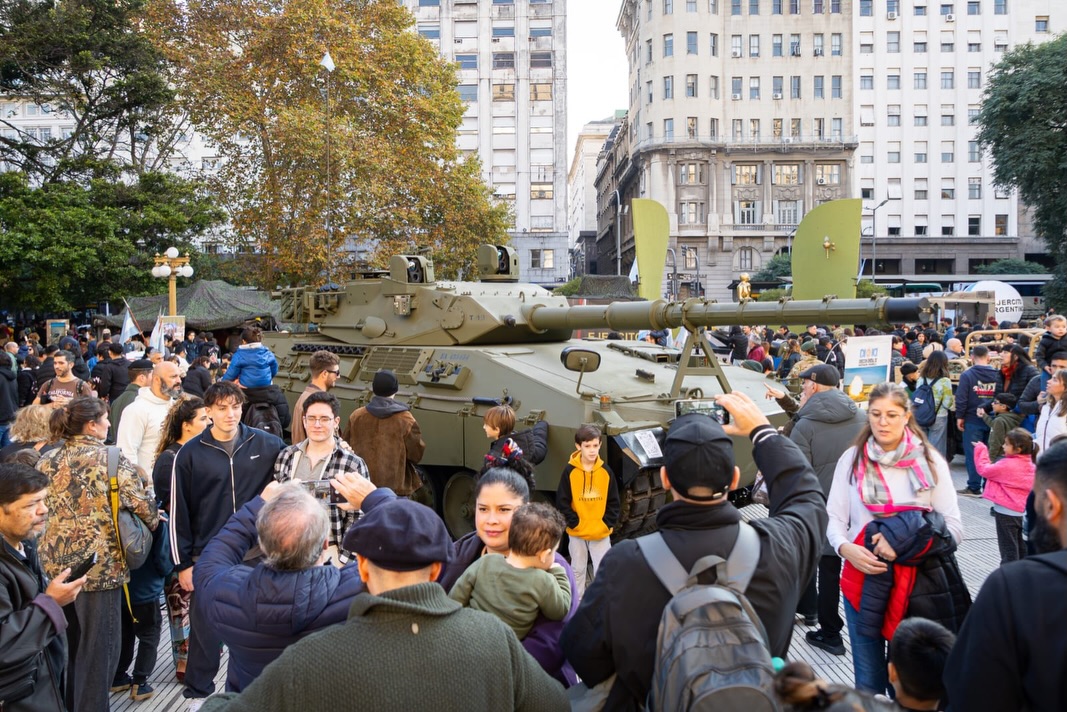 Ejercito_Arg's tweet photo. La #ExpoEjército2026 continúa recibiendo a miles de visitantes en el #EdificioLibertador con entrada libre y gratuita.
Mañana es el último día para que recorras la muestra y conozcas de cerca los vehículos, el equipamiento, la historia y las capacidades del #EjércitoArgentino. https://t.co/70T22528E5