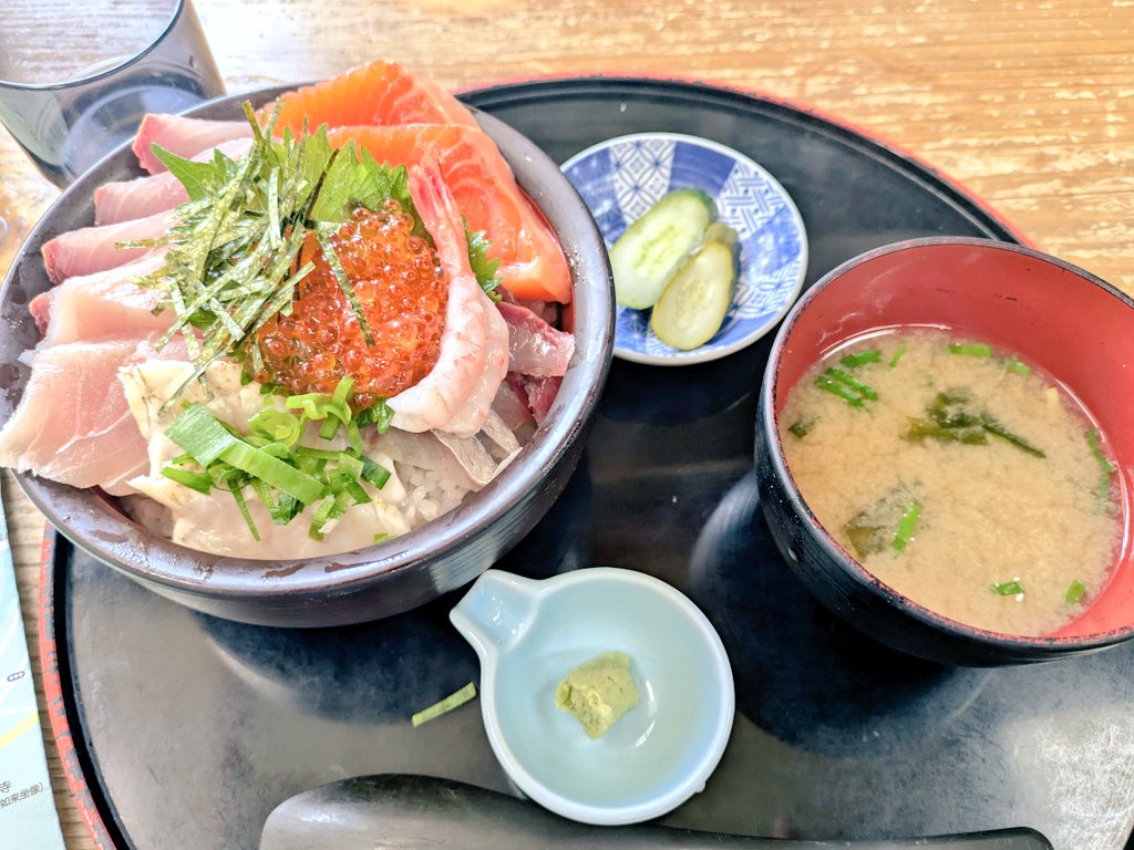 madacchi's tweet photo. 『サバ缶、宇宙へ行く』
マイブームのドラマの小浜へ。
海鮮丼と鯖の塩焼き。
脂が乗って美味しゅうございました。
あのモニュメントに興奮したｗ。 https://t.co/ZZYykm43pR