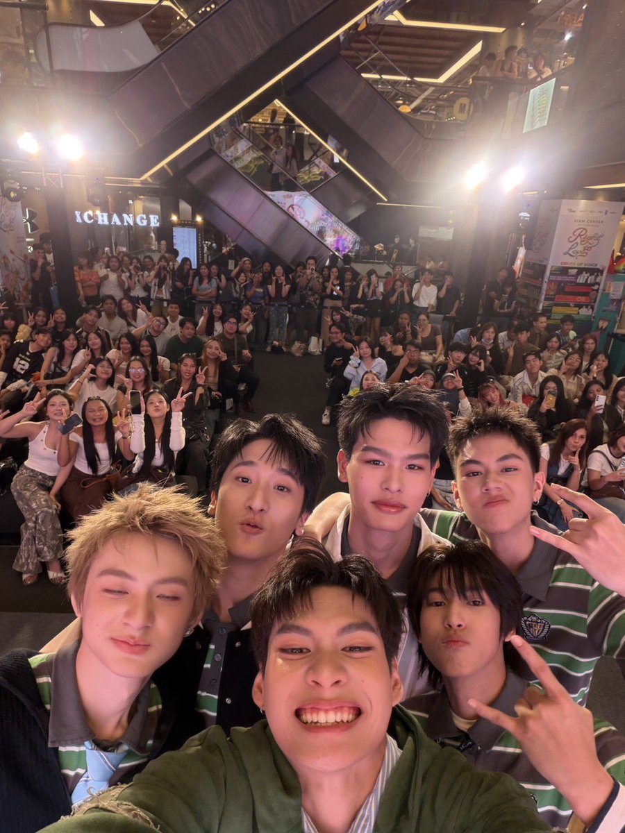 bsurasee_'s tweet photo. อยากขอบคุณ siam center ที่ให้โอกาสรวมงาน right to love 2026 เป็นเกียรติมากๆคับ เเละอยากขอบคุณเเฟนคลับทุกคนที่มาหานะคับ บุ้งกี๋ดีใจเเละสนุกมากๆคับ 😎
#SiamCenterPride2026
#Makeitright2026Series https://t.co/pQAXWYRdSa