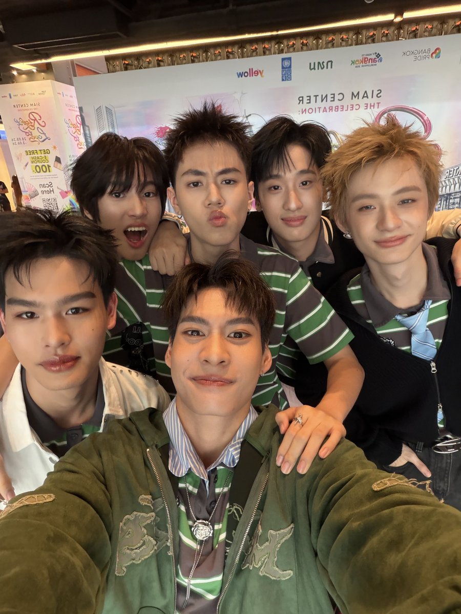 bsurasee_'s tweet photo. อยากขอบคุณ siam center ที่ให้โอกาสรวมงาน right to love 2026 เป็นเกียรติมากๆคับ เเละอยากขอบคุณเเฟนคลับทุกคนที่มาหานะคับ บุ้งกี๋ดีใจเเละสนุกมากๆคับ 😎
#SiamCenterPride2026
#Makeitright2026Series https://t.co/pQAXWYRdSa
