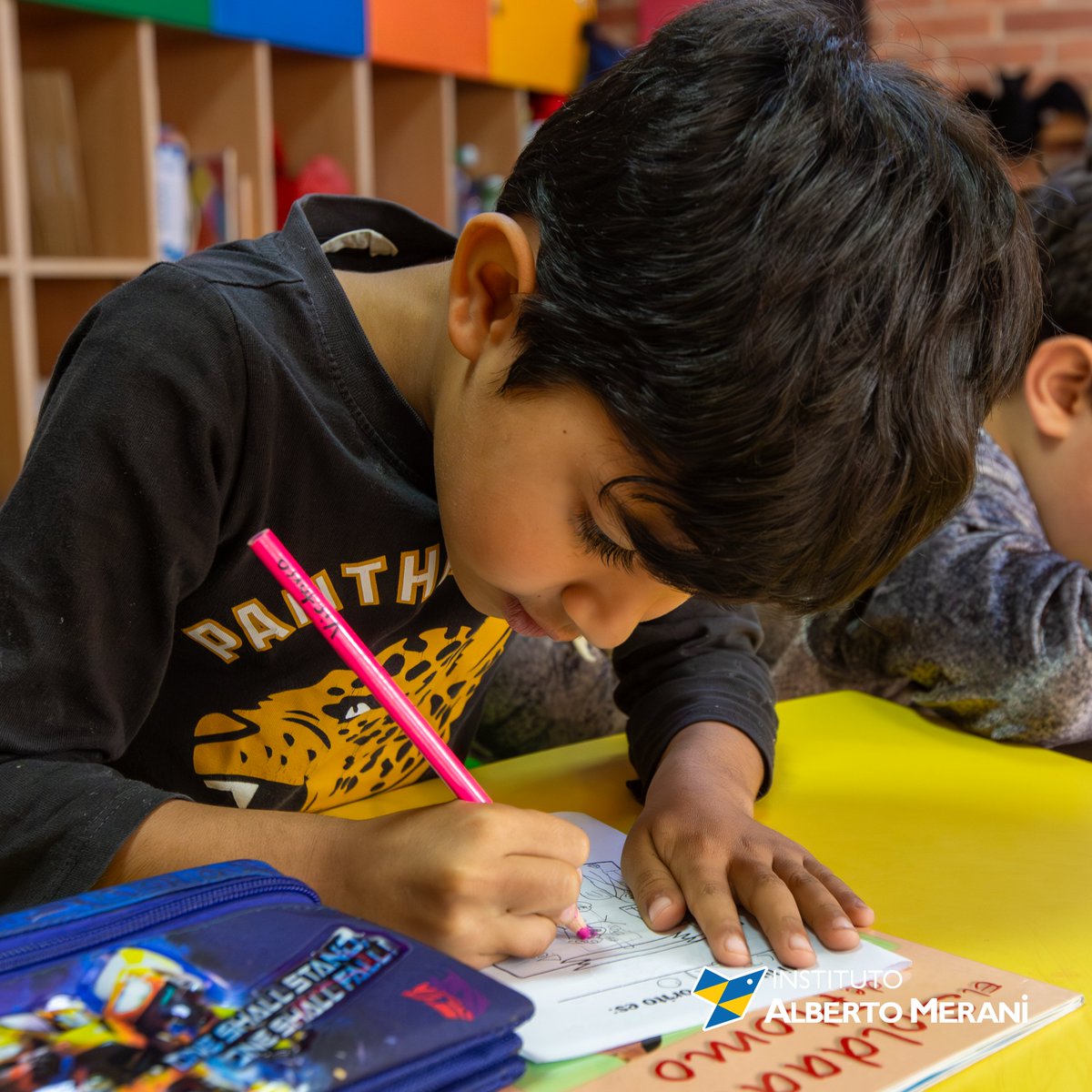 InstitutoMerani's tweet photo. Cuando vemos a un niño concentrado en su trazo, estamos presenciando un trabajo profundo de desarrollo motor. Trabajar la motricidad fina y la estabilidad desde temprana edad no solo facilita el proceso de escritura, sino que también impulsa su seguridad y su independencia https://t.co/1UA4hCRuJj