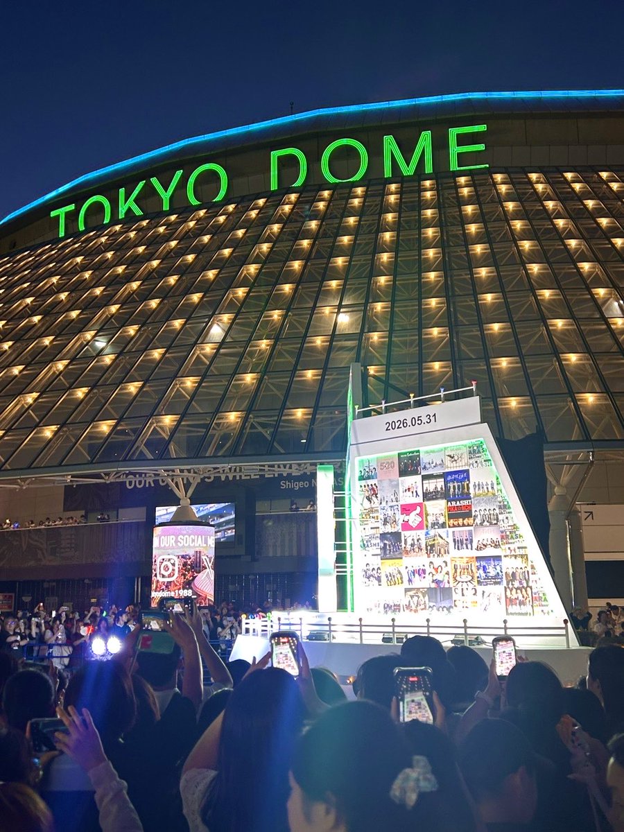 keedai's tweet photo. 嵐ラストライブの前夜祭、夫と子どもと記念に行ってきました。夫も嵐は頑張ってたね、としみじみ語ってた。花より男子を一緒に観て感動してた懐かしい思い出。
#嵐　#嵐ラストライブ https://t.co/ItReTPzbmE