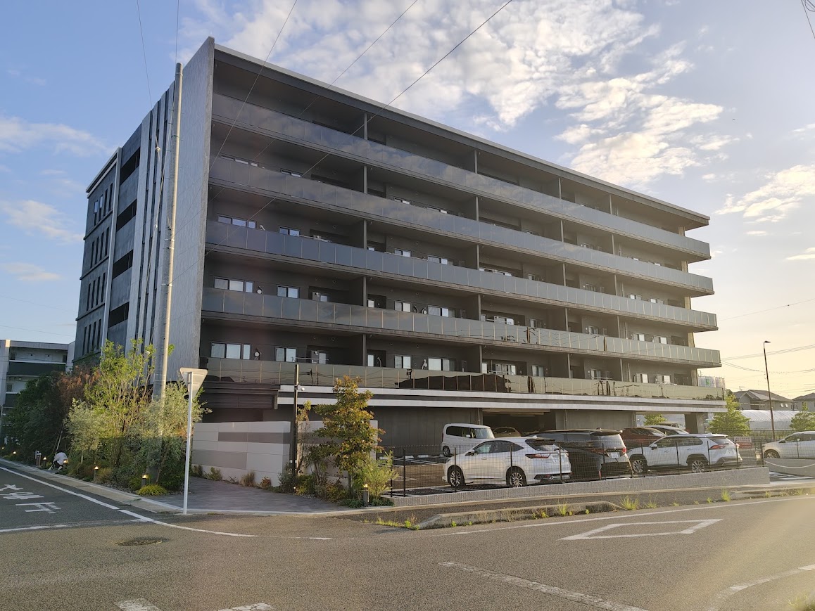 nagoyathematch's tweet photo. 広域名古屋新築マンション探訪  豊田市浄水駅
【Tステージ豊田浄水arc(2号)】定点観測 https://t.co/wSYLDD904B　平面駐車場100% 一部屋根付
総戸数56戸 地上6階建て 低層レジデンス
1LDK～3LDK 53.78㎡～83.97㎡

【Tステージ豊田浄水(1号)】（入居開始済）の北側に
ほぼ同じデザインのものが出来ますね。

こちらは1号も2号も駅までの距離は変わらず、2号を検討される方はパース図や模型ではなく、1号の実物をみて決められる点は良いかと思います。

1､2枚目が1号、3枚目手前の白い囲いの部分が2号（Tステージ豊田浄水arc）の敷地。

1号は駐車場もほぼ埋まってますが完売ではないと思うのですが、HPではarc(2号)の情報だけに切り替わっているような。