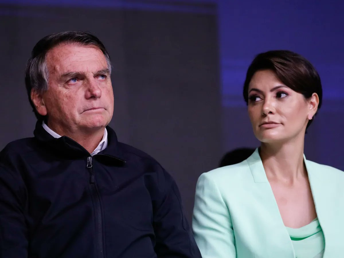 BrasilPost13's tweet photo. URGENTE:

Acabou, nesse 1 de Junho Michelle saiu de casa, não aguentou e chutou o balde, Flavio Bolsonaro pede pra ela fica até as eleições, mas ouviu um não ...   👀    👇 https://t.co/JErds24gJd