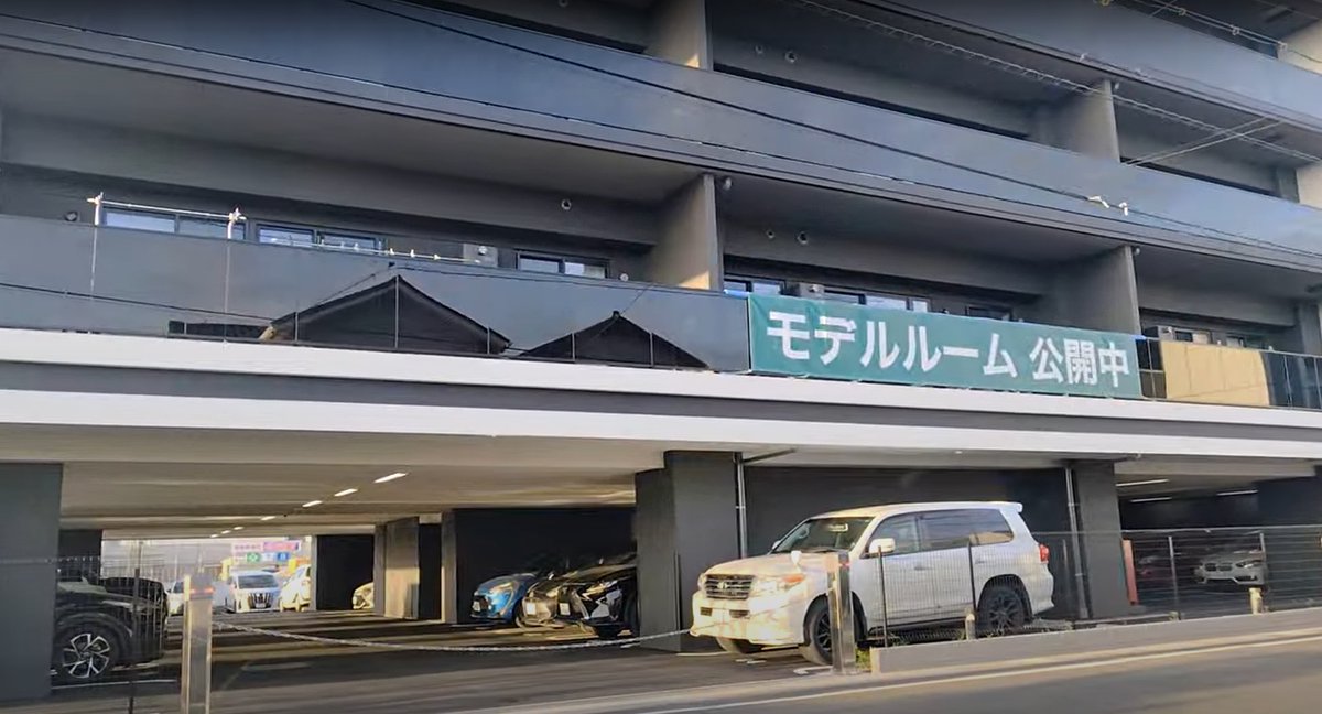 nagoyathematch's tweet photo. 広域名古屋新築マンション探訪  豊田市浄水駅
【Tステージ豊田浄水arc(2号)】定点観測 https://t.co/wSYLDD904B　平面駐車場100% 一部屋根付
総戸数56戸 地上6階建て 低層レジデンス
1LDK～3LDK 53.78㎡～83.97㎡

【Tステージ豊田浄水(1号)】（入居開始済）の北側に
ほぼ同じデザインのものが出来ますね。

こちらは1号も2号も駅までの距離は変わらず、2号を検討される方はパース図や模型ではなく、1号の実物をみて決められる点は良いかと思います。

1､2枚目が1号、3枚目手前の白い囲いの部分が2号（Tステージ豊田浄水arc）の敷地。

1号は駐車場もほぼ埋まってますが完売ではないと思うのですが、HPではarc(2号)の情報だけに切り替わっているような。