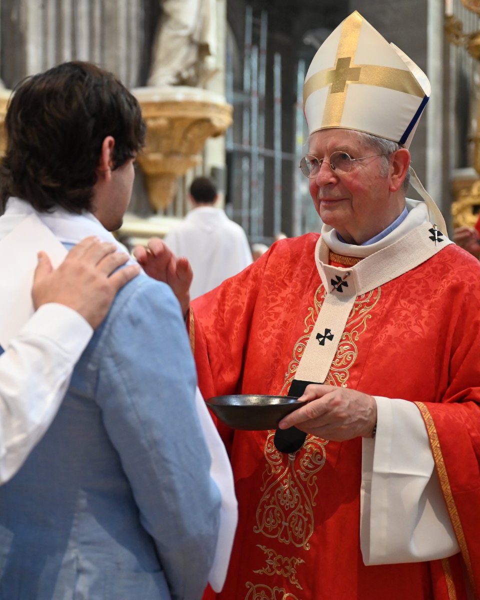 dioceseparis's tweet photo. Les samedis 23 et 30 mai 2026, notre communauté diocésaine a vécu des moments de communion d'une rare intensité. Mgr Laurent Ulrich, notre archevêque, a présidé 4 célébrations magnifiques dans les églises Saint-Honoré d’Eylau et Saint-Sulpice.

Le fruit de ces célébrations est immense : 880 adultes ont été confirmés ! 🕊️

C'est un signal fort et une joie profonde de voir autant d'adultes s'engager pleinement et recevoir les dons de l'Esprit Saint. Notre grande famille chrétienne s'agrandit et se fortifie.

Accueillons-les avec ferveur ! N'hésitez pas à partager cette publication et à écrire un message de félicitations et d'encouragement en commentaire pour entourer ces nouveaux confirmés de notre affection fraternelle. 👇