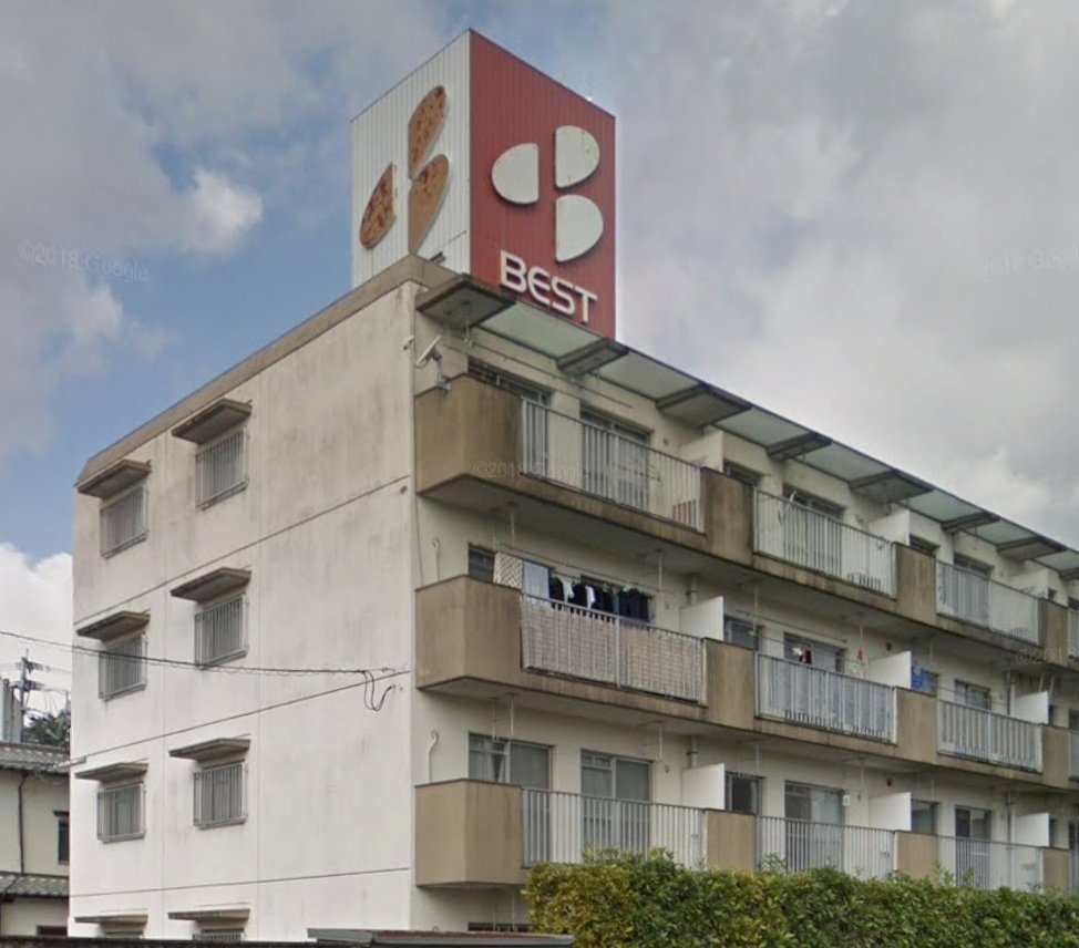 gms_spchan's tweet photo. 2020年頃までは集合住宅の屋上に店舗同様の塔屋が載ってた
現在も塔屋は残るが白塗り https://t.co/lFkqQ4OKSM