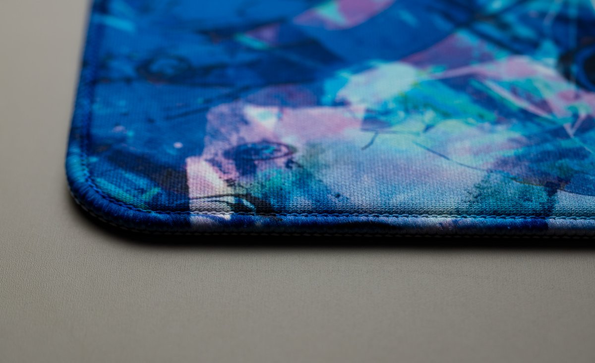MITSUKIGEAR's tweet photo. The Void Collection is complete.

Kokū - The Void Cloth Edition joins the Glass. Same soul, different surface.

490 x 420 x 4mm 
Control surface 
Polyester woven fabric 
SlimFlex Poron base 
Low-profile stitched edges 
Art by @iloha_24

1,000 units only. No restock. Collect both before they're gone forever. 🌙