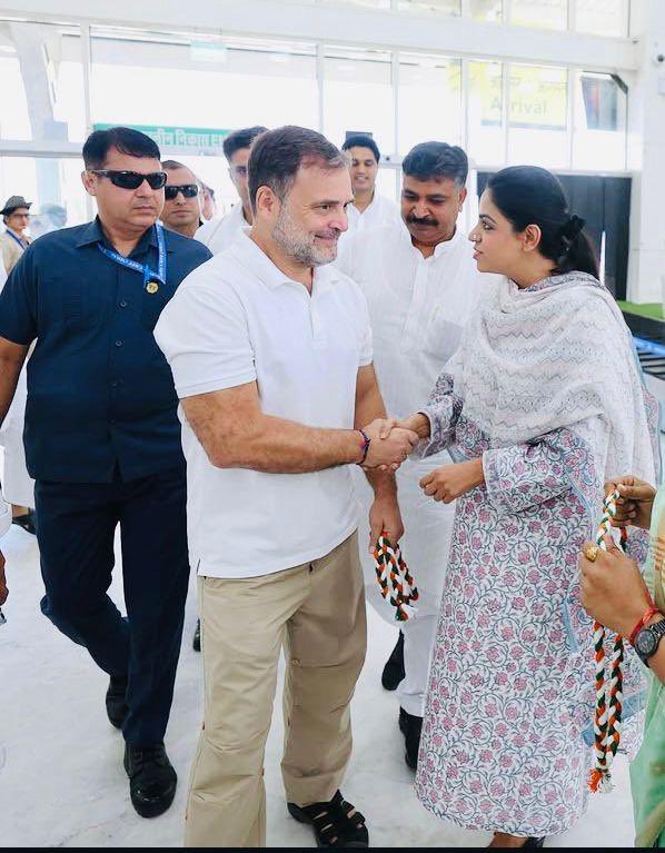 DivyaMaderna's tweet photo. आज किशनगढ़ हवाईअड्डे पर नेता प्रतिपक्ष आदरणीय श्री @RahulGandhi जी का राजस्थान की पावन धरा पर स्वागत किया। 

राजस्थान एवं दिल्ली के नव-नियुक्त जिलाध्यक्षों के प्रशिक्षण शिविर “संगठन सृजन अभियान” में उनका मार्गदर्शन और संवाद संगठन को जमीनी स्तर पर और अधिक प्रभावी बनाने की दिशा में नई ऊर्जा का संचार करेगा।

📍 किशनगढ़, राजस्थान