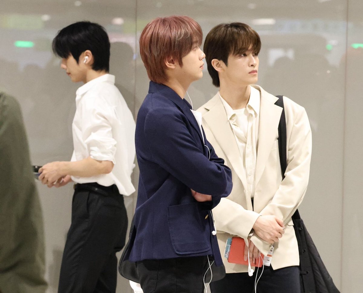 xneojunx's tweet photo. never forget how they looked so young and rich husbands this day https://t.co/NX8pOOw4G5