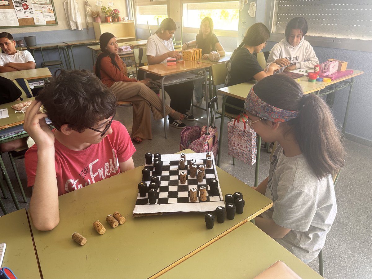 MNATTGN's tweet photo. 🎙️ Darrer capítol de Centcelles: objectiu sostenibilitat! L’alumnat de l’Institut de Constantí ha treballat l’ODS 12 a través dels jocs romans. Han descobert com s’aprofitaven els recursos i han creat els seus jocs de taula amb materials reciclats. ♻️

👂 https://t.co/d13uqUWUSj https://t.co/fihPJhETXt