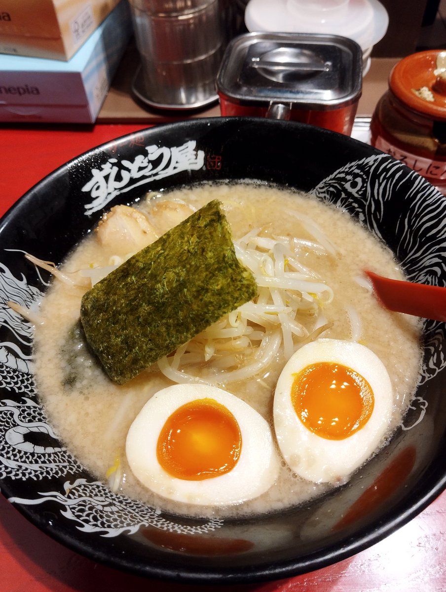 3rdMeli's tweet photo. 昨日は朝まで飲んで働いて
昼まで飲んで夕方には大阪いって
お誘い頂いたアイドルさんのライブ初めて見て飲んで
ひとりで初めてのホストクラブで飲んで
大阪行ったらいつも行くバー行って飲んで
朝からラーメン食べて
冗談抜きでまる2日ほぼ飲んでたぞ。

帰りの電車死ぬかと思ったぞ。楽しかった https://t.co/IrNBO4GQO5