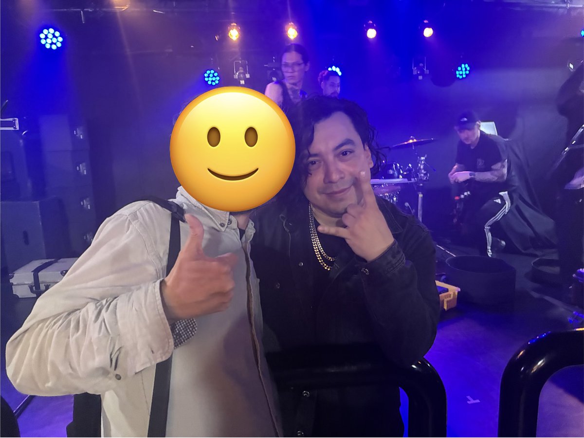 DAISHIBU's tweet photo. Catch Your Breathセットリスト貰ったら、サイン入ってた😆ベースとギターの人が出てきてファンサしてたので、写真撮ってもらいました😍後ろにGiven by framesのボーカル写ってるけど、手伝いできてたのか？#CatchYourBreath https://t.co/A6JDF5tv2I