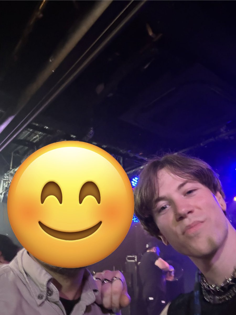 DAISHIBU's tweet photo. Catch Your Breathセットリスト貰ったら、サイン入ってた😆ベースとギターの人が出てきてファンサしてたので、写真撮ってもらいました😍後ろにGiven by framesのボーカル写ってるけど、手伝いできてたのか？#CatchYourBreath https://t.co/A6JDF5tv2I