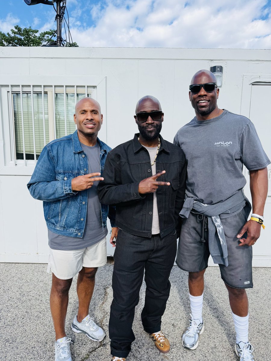 JeffClayJr's tweet photo. Man the #RootsPicnic was insane! Gotta pay homage to my man @PlugWonDeLaSoul  aka Kelvin Mercer! @WeAreDeLaSoul raised me man! Their music must be protected at all cost!! Pos was class personified! Much love to this LEGEND! Pure Hip Hop https://t.co/4tztIoUYoE