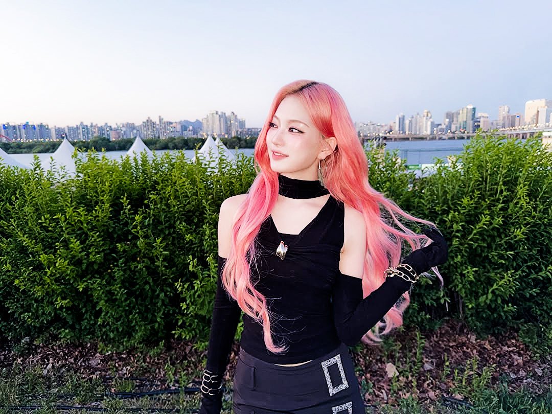 aiysa's tweet photo. i was seriously so nervous, but somehow i got through it. ꒰ >﹏< ꒱ ♡ i hope you enjoyed it! i’m truly grateful for such a wonderful opportunity. gettin’ to perform the masterpiece ‘말해줘’ with 지누션 선배님 made me incredibly happy!! 𑣲⋆ https://t.co/PElUYOMNG1