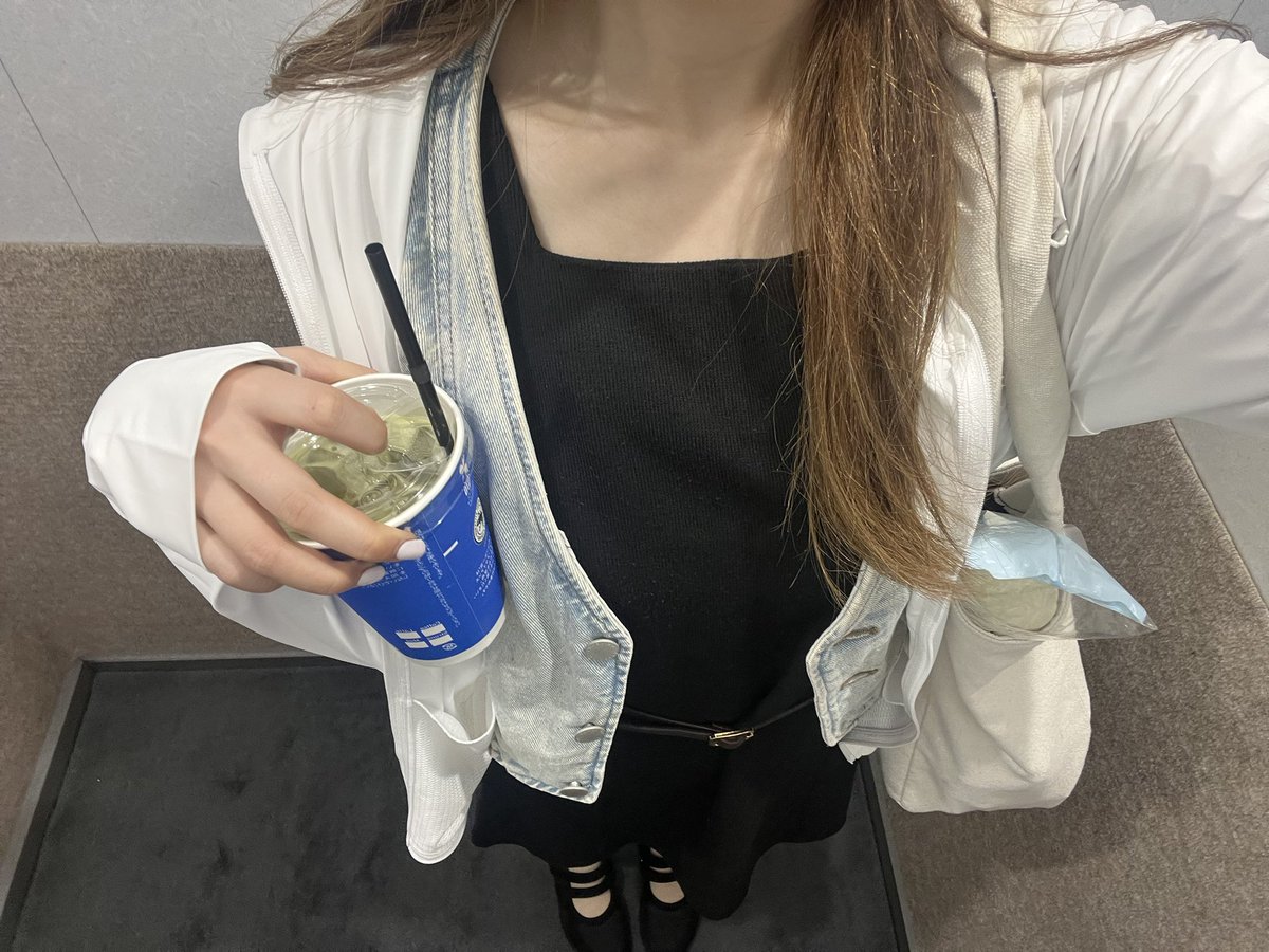 rrSp__'s tweet photo. 月曜の出勤なんて、コンビニで機嫌とってあげないと頑張れないですからね🪄 https://t.co/Q0Xl3P5hZm