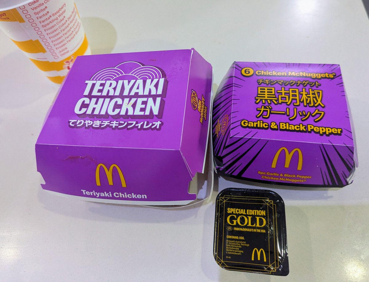 mnmnau's tweet photo. マックのてりやきチキンフィレオ食ってきた。てりやきバーガーって鶏ではなかったよな…と思ったら日本にも2018年くらいにあったんだな。
ソースが少し人工的な味がして戸惑ったかも。んで箱の外やそこら中にソース付いててベッタベタ😆 https://t.co/taBgmg2mIy