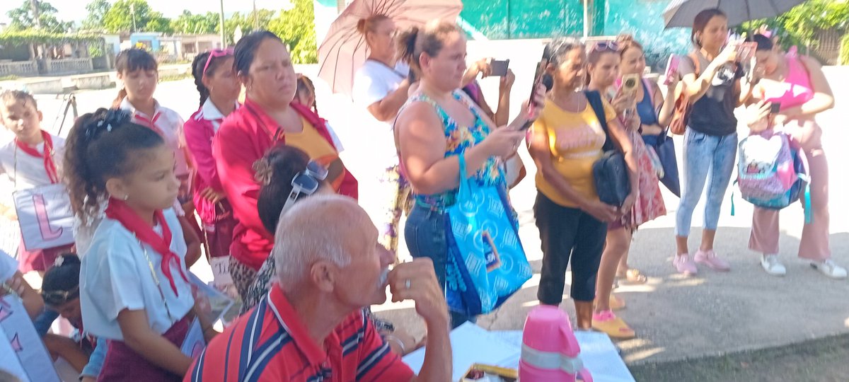 EducMpal's tweet photo. Se desarrolla evento de circulo de interés y sociedad científica en los parques de #Mayari.
#EducaciónMayari 
#SomosContinuidad https://t.co/Sl6lKgfIuA
