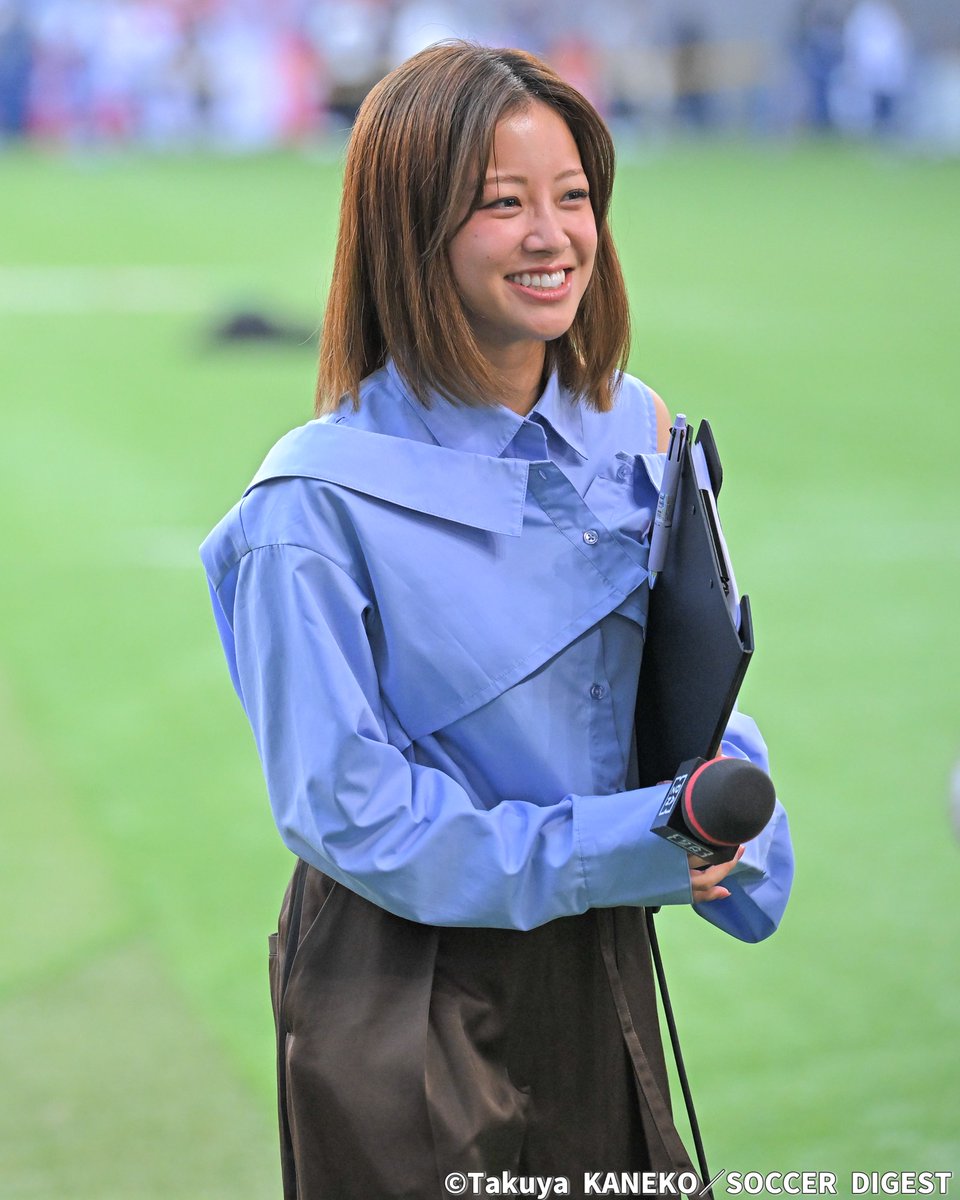 中川絵美里さんピースサイン大型写真額縁（330✕300）入り 📸フォトギャラリー📸 ピッチサイドで輝く笑顔！日本代表戦を彩った