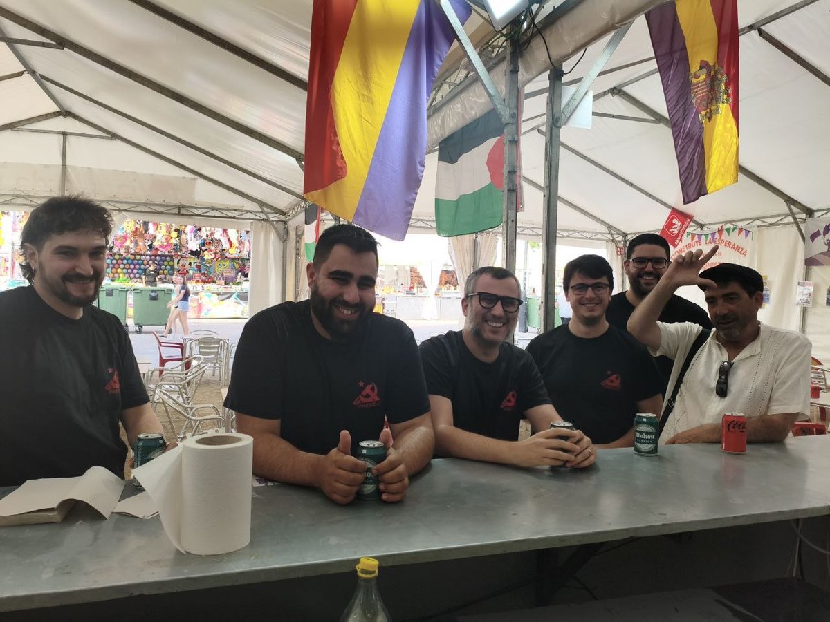 MonterMigue's tweet photo. Intenso fin de semana de actividad política, recorriendo nuestra región. Comenzamos con un acto antirracista Alcalá, entrega de carnets en la Sierra de Guadarrama y visita a las casetas de @elpcm en las fiestas populares de San Fernando. #LaAlternativaEsComunista #HayPartido https://t.co/8opKE19H92
