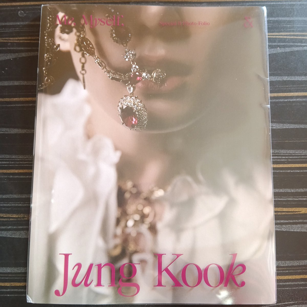 Cutiepumpkin15's tweet photo. 💌: @bbspazz &amp; @RjsMamaMia
My fofo is here💜 I was excited to unbox it and I'm really happy that my first ever fofo is the jk fofo. He looks so beautiful and can't admire him enough🥹💜
Thankyou Jo for hosting and Mia for sending this safely to me, lots of love to both of you💜💌 https://t.co/SSY04pCyoH