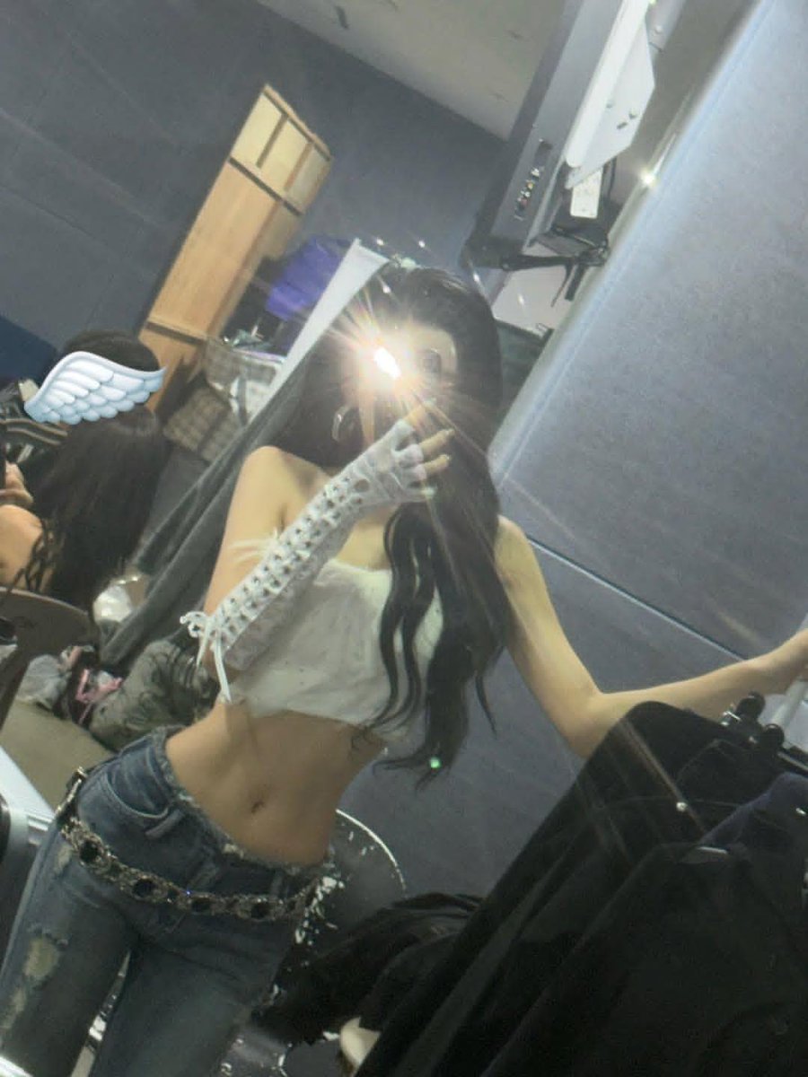 katarina_blue_a's tweet photo. julie’s body is INSANE https://t.co/1owpofAQkA