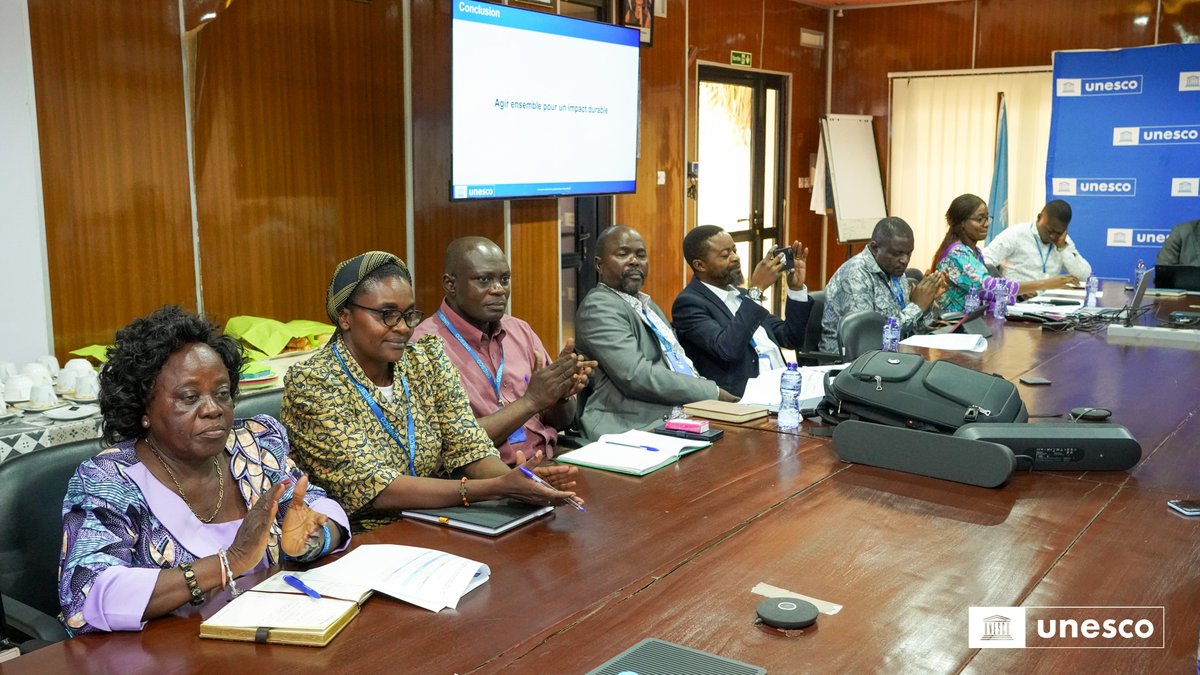 UNESCOKinshasa's tweet photo. 📌 #Kinshasa : l’#UNESCO mobilise les acteurs éducatifs pour renforcer l’intégration de l’action climatique en milieu scolaire à travers le Programme #ÉcolesVertes 

✅ Une réunion de planification a été organisée par l'#UNESCO le 29 mai, en collaboration avec le Réseau des écoles associées de l’UNESCO (#ASPnet), les ministères sectoriels ainsi que les partenaires du secteur de l’éducation.
✅ Cette rencontre a permis de réaffirmer le rôle central de l’#éducation dans la promotion du développement durable et de renforcer la synergie entre les acteurs pour une action plus coordonnée et inclusive.
Parmi les actions encouragées au sein des écoles pour la protection de l’environnement figurent :
👉 Le reboisement, les jardins scolaires et les activités d’assainissement ;
👉 Le renforcement des capacités des enseignants et la mise en place de clubs de sciences ;
👉 L’apprentissage de la collecte et de l’analyse des données environnementales à l’aide d’outils numériques ;
👉 La sensibilisation des élèves à des pratiques responsables, notamment la gestion des déchets.
✅ Au-delà des activités scolaires, les échanges ont souligné l’importance d’impliquer les familles et les communautés afin de garantir une mise en pratique durable des apprentissages.

📍 Ces initiatives, soutenues par l’UNESCO, contribuent à faire de l’#école un véritable espace d’apprentissage et d’innovation, formant des citoyens engagés et responsables, capables d’agir concrètement pour la protection de l’#environnement et la construction d’un avenir durable.

#UNESCO #RDC #Jeunesse
#ClimateAction #EcolesVertes
#EducationDéveloppementDurable