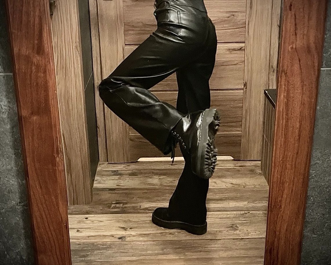 MstressSuccubus's tweet photo. W restauracji wchodzisz do łazienki żeby umyć ręce przed jedzeniem i …💦
widzisz moje dłuuugie nogi w lśniącej skórze 🫦🥵
Co robisz ?🤔🥷🫵 https://t.co/ysYTXuTmzb