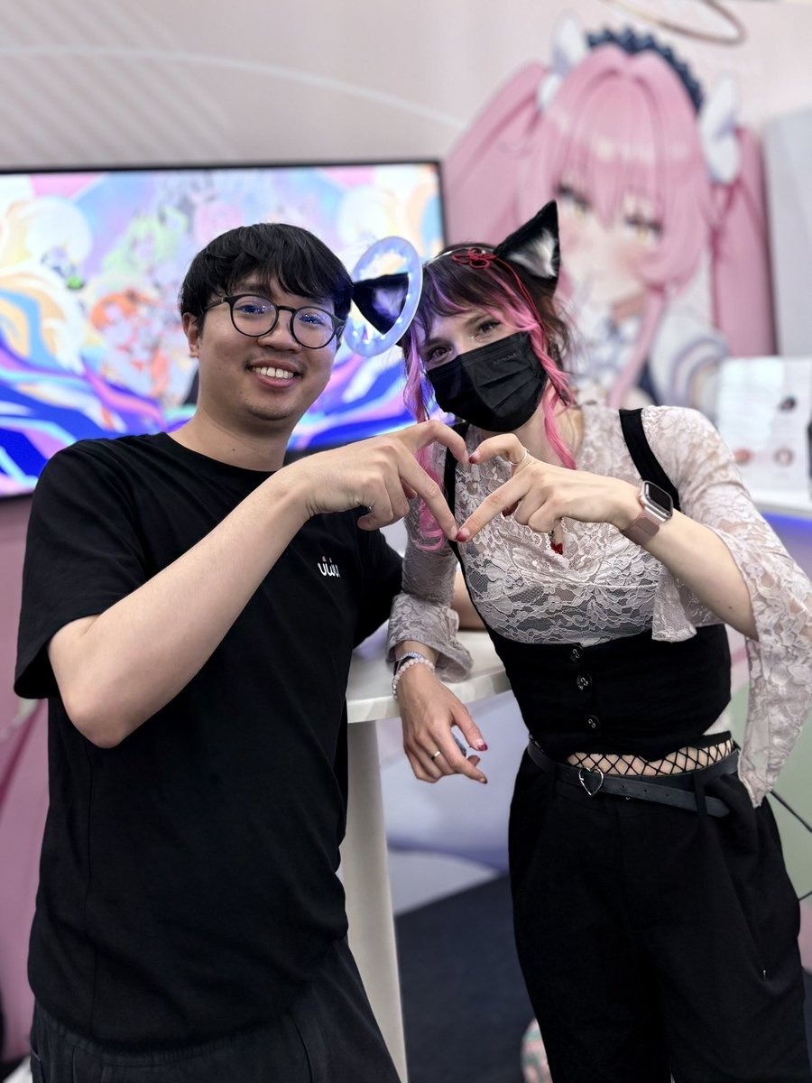 kiyichu's tweet photo. Die Dokomi ist vorbei. 
Ich weiß gar nicht wo ich anfangen soll. Vielleicht vorne? 
Zuerst dachte ich, dass ich gar nicht auf die Messe kommen würde, ich dachte ich würde das nicht packen körperlich. Dachte ich hab zu wenig Energie dafür. Oder breche zusammen. Ich dachte ich könnte euch nur wieder enttäuschen, ich hatte nichtmal Merch vorbereitet bis auf 2 Postkartenmotive. Ich hatte Angst. 

Aber ich bin über meinen Schatten gesprungen. Last Minute gepackt. Auf gehts!

Ich hatte kein Hotel, nichts außer Tickets. Danke an der Stelle an sowohl Fungi als auch Flo, die beiden haben es möglich gemacht das ich überhaupt hingekommen bin und wo schlafen konnte.

Vielen, vielen Dank an @vybrandDE (@PaarzivalTwitch) und @uwudrink (@haixdotv), die mir die Möglichkeit gegeben haben euch zu sehen und Meet and Greets zu organisieren, obwohl ich jegliche Anfragen für Meet and Greets verpennt habe. 

Und zu guter letzt:
Vielen, vielen Dank an Euch. Diese Messe hat mich geerdet. Ich habe permanent das Gefühl, zu underperformen und nicht genug zu delivern. Zu „faul“ zu sein, zu wenig zu leisten, euch hängen zu lassen. Nicht genug zu geben. Wenn es nach den Zahlen geht, verliere ich seit Monaten nur Follower und Reichweite. Aber die Messe hat mir gezeigt, dass all das keine Rolle spielt. Ich wurde so oft erkannt, angesprochen. Es war teils so emotional, ihr habt mir so viel eurer Zeit geschenkt, euch teils 3!!! MAL!!! angestellt um mich zu sehen?! 

Mein Content ändert sich mit mir zusammen. 
„DA IST MEINE LIEBLINGSFITNESSKATZE!!“, wurd gerufen. Ich wurde angesprochen von Leuten die mich nur von Twitter kennen und mir wegen meiner Outfits folgen. Ich wurde angesprochen von Leuten die nur wegen Fitness dabei sind. Und von Leuten, die nur meine ASMR Videos gucken. Die jüngste Nudel war 9 Jahre alt, der älteste Herr 80. Mir haben Leute gesagt, sie hätten durch meine Challenges und Motivation 30kg abgenommen. Einige sind seit 5 Jahren da, einige erst seit gestern. 
Wir sind alle so unterschiedlich, und trotzdem irgendwie alle verbunden. 

Ich hab gelernt: Ich muss nichts großes sein.
Wenn ich euch zum Lächeln bringen kann, habe ich gewonnen im Leben. 🫶🏻 

Ich liebe dieses Hobby. Danke, dass ich das machen darf. 🩷
Ihr verändert mein Leben zu etwas so positivem. 
DANKE. 🥺