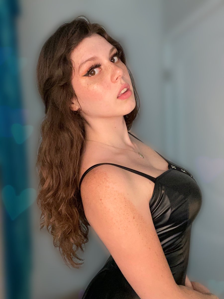 onlyarabell's tweet photo. does black looks good on me? 🖤 https://t.co/B2B9CkbWmu