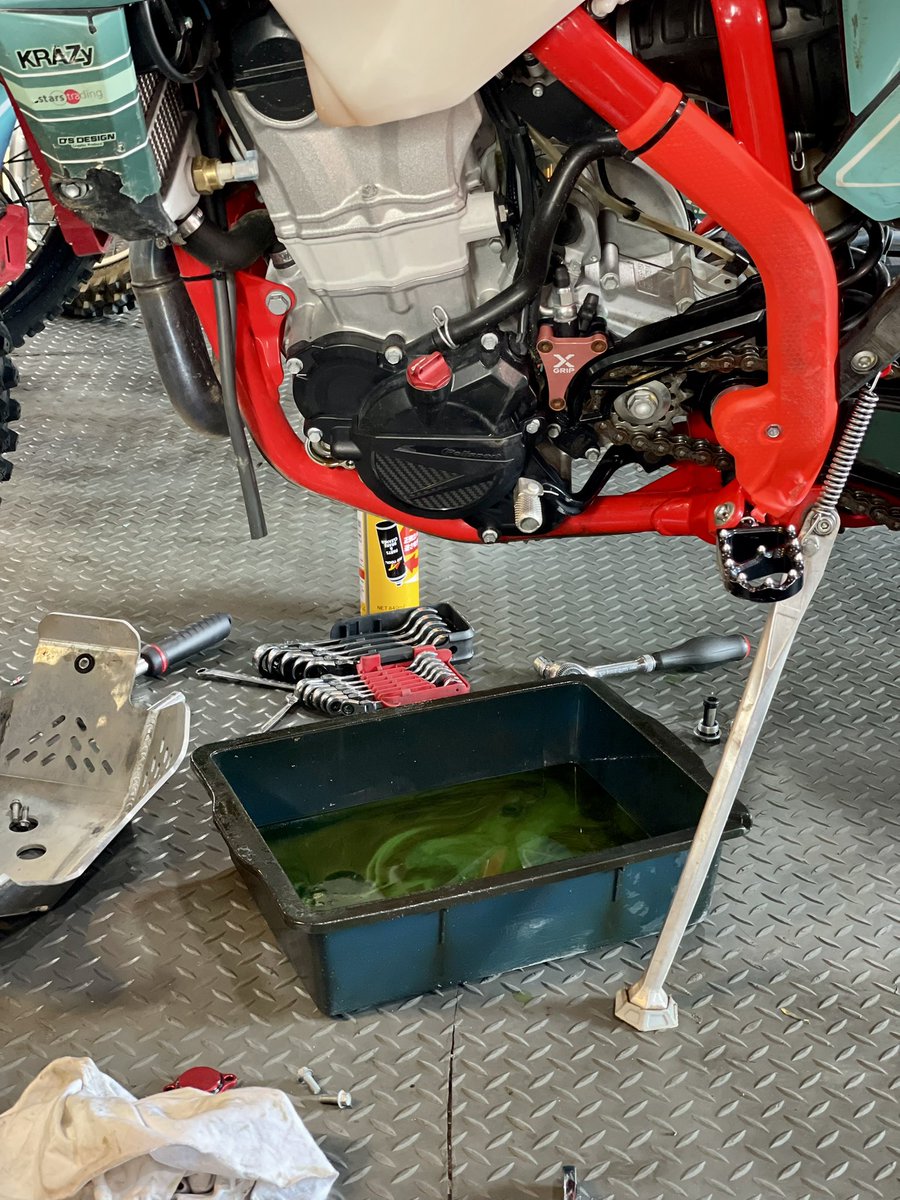 tk_gamihara's tweet photo. oil交換✅
Beta4Tは部屋が2系統でエンジン側はガスやら熱が入って結構な汚れ。レース込約10h
変えて良かった😊
クラッチ側はかなり綺麗！まだいい香り笑
両方抜いたらマーブルに笑
次はエンジン2回でミッション1回か
別々に変えれるの面白い👌
#スターズトレーディング 様いつもありがとうございます😊 https://t.co/A131yQtD7q