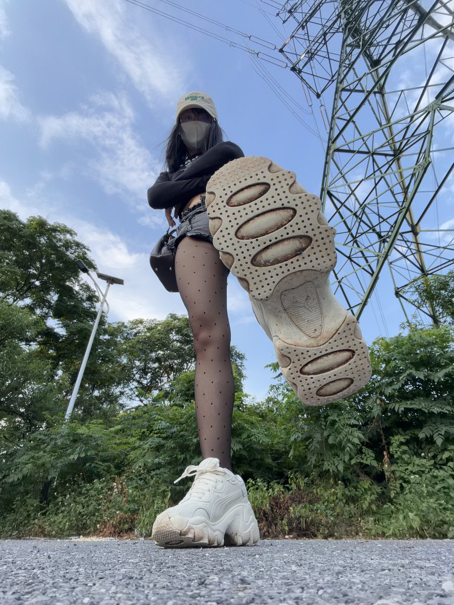 Zeebee0729's tweet photo. 给我清理鞋底么？废物 #鞋底 #刷鞋 #鞋有点脏 #女主 https://t.co/ilUfka3rmr
