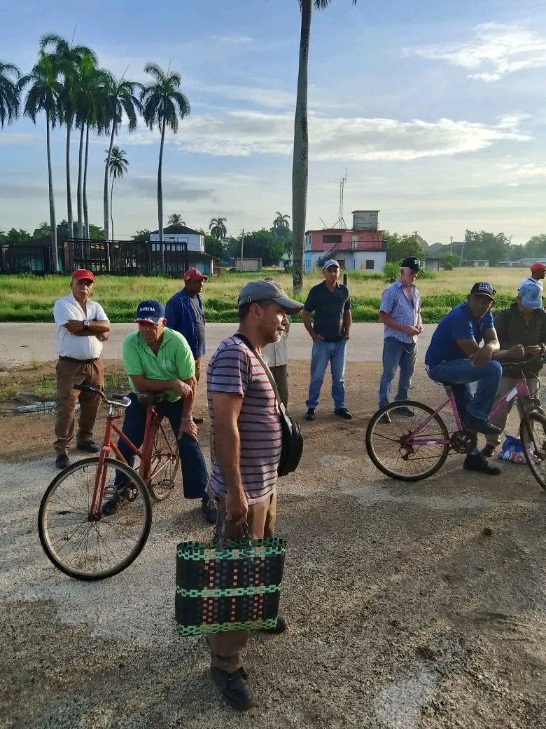 EAAPEnero's tweet photo. En la mañana de hoy se realizó el matutino de inicio de semana explicando a los trabajadores las estrategias a seguir en las producciones alternativas como fuentes de financiamiento para continuar la vitalidad de la empresa mientras dure la paralización del central derivado. https://t.co/Poo5nnR5fd