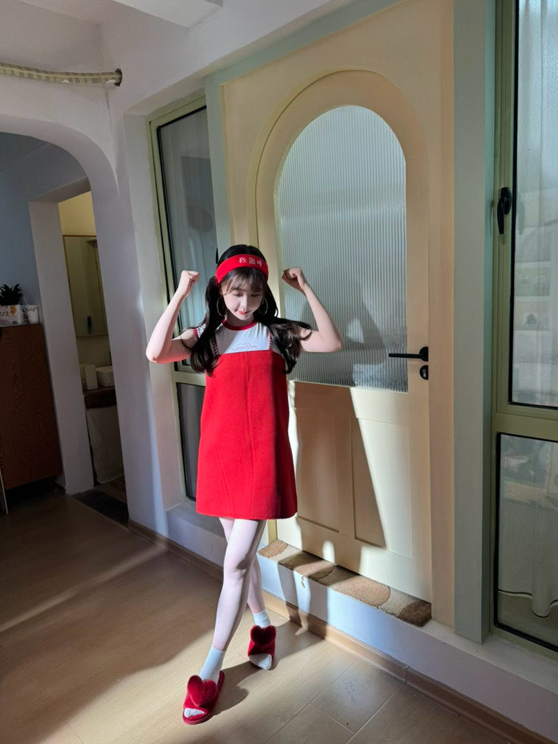 ysxzip's tweet photo. cutie in red ❣️ https://t.co/hHs28qeALE