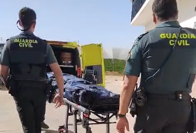 lamardeonuba's tweet photo. #Portada
🧕🏽🍓🧕🏽
Muere una trabajadora marroquí del régimen GECCO en la finca Pinos Flandes de Moguer.
👇🏽

🗞️La autopsia se practicó el sábado y el fallecimiento es considerado como “muerte natural”, aunque no han trascendido las causas concretas.

🔗 https://t.co/JBAiMStzq8 https://t.co/8sQQ7tMOIC