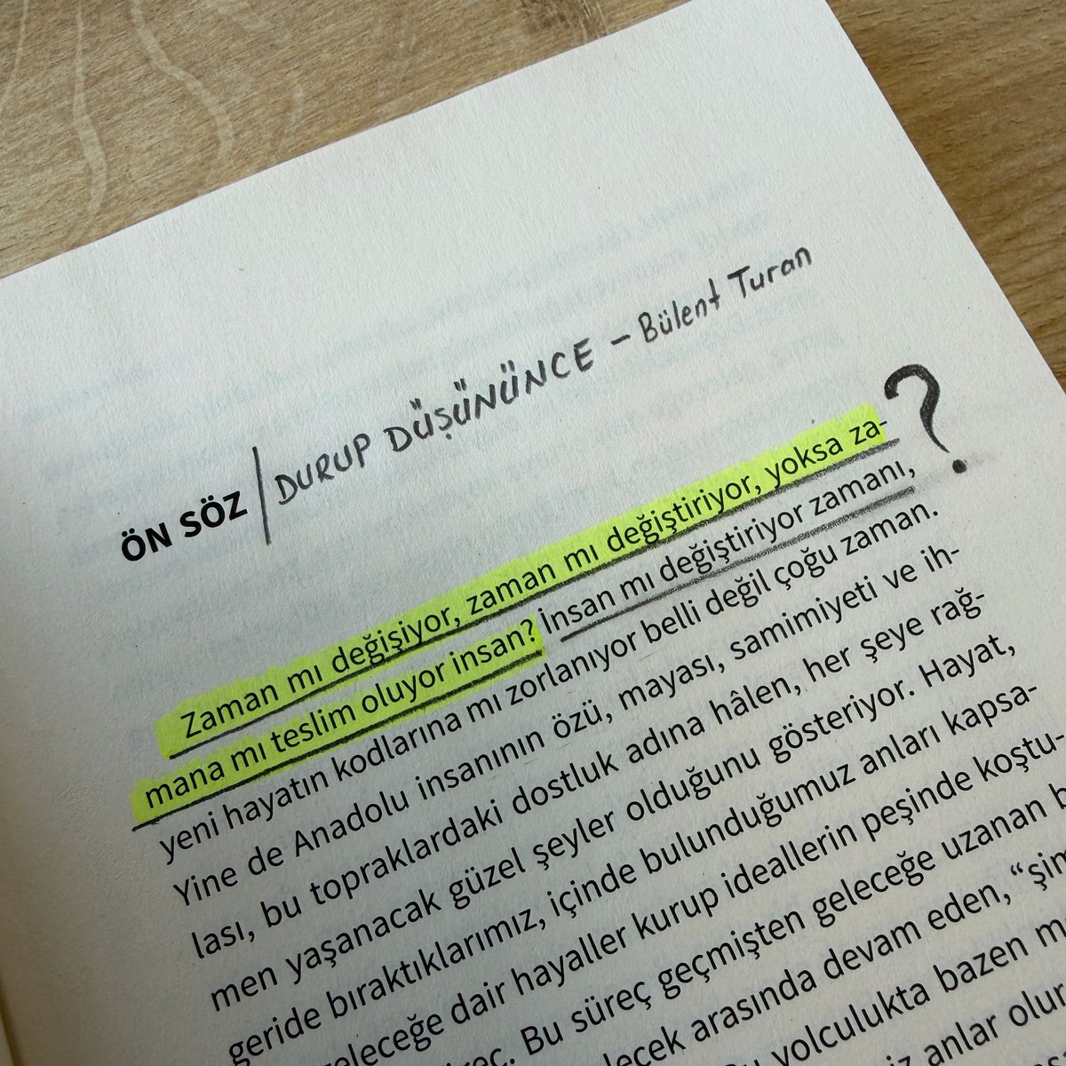 1001kelime's tweet photo. Zaman mı değişiyor, zaman mı değiştiriyor, yoksa zamana mı teslim oluyor insan?

✍🏻 Bülent Turan
📚 Durup Düşününce
🏠 Muhit Kitap

.
.
#bülentturan #durupdüşününce #muhitkitap @turanbulent https://t.co/nG8z2YDdFV