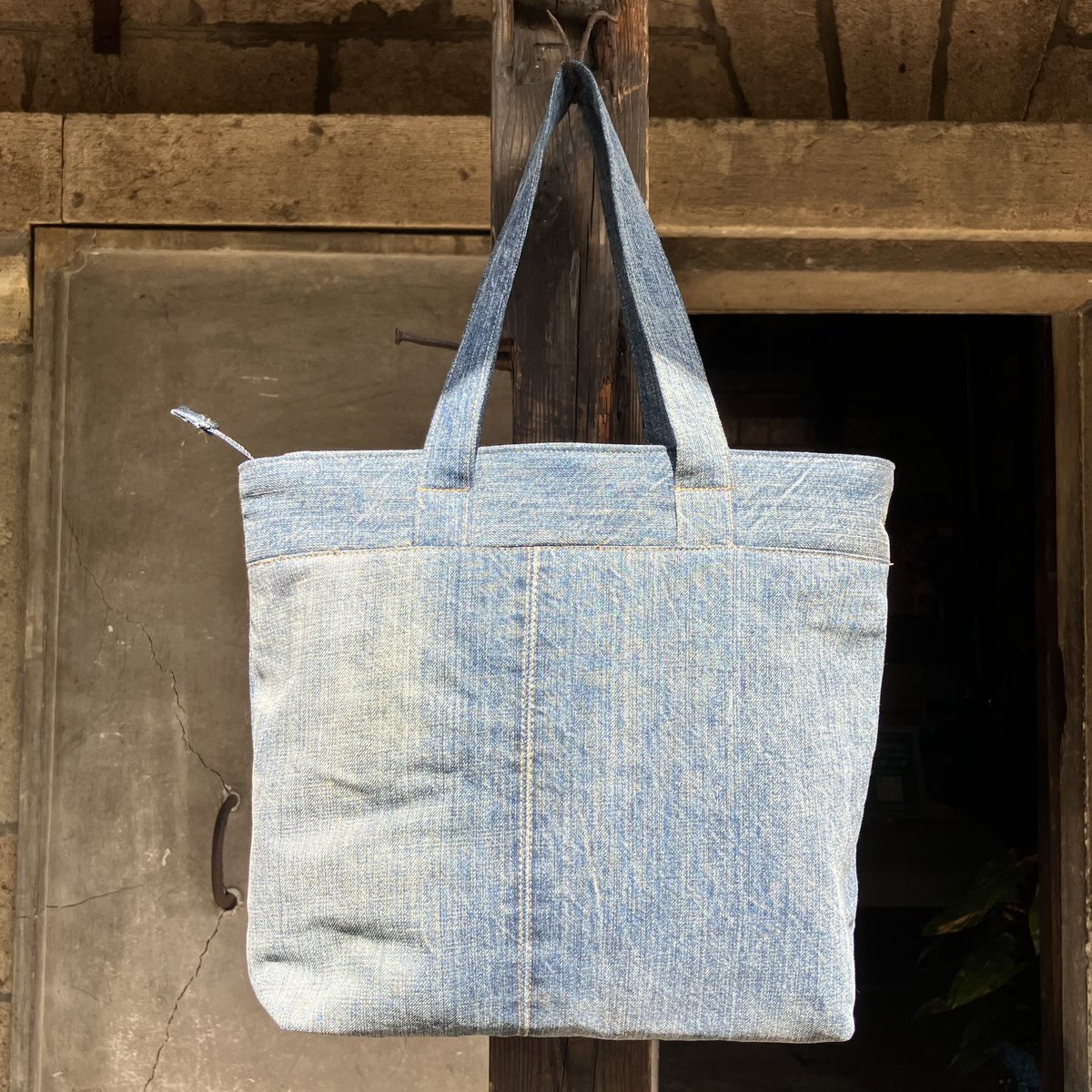 denimman50's tweet photo. Rebuild 試作品サンプル1号完成！

細かい所や見えない部分はまだまだ修行が必要💦
あくまでサンプルです。
リーバイスのバックポケットに入っているアーキュエイトステッチは1873年にリーバイスが採用した世界で最も古い衣料品商標登録の一つで、リサイクルとはいえ勝手に販売は出来ないのです。 https://t.co/USimty3Jub