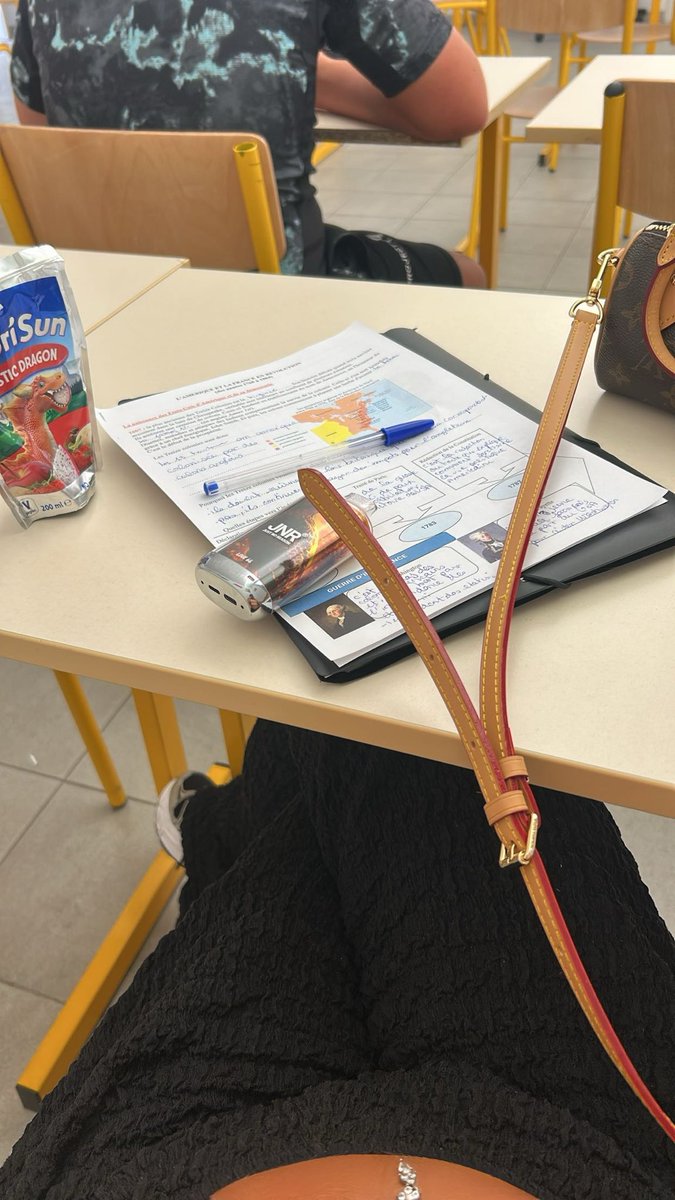 13user_'s tweet photo. Jsuis encore en cours ptn https://t.co/PANeZAcQsv