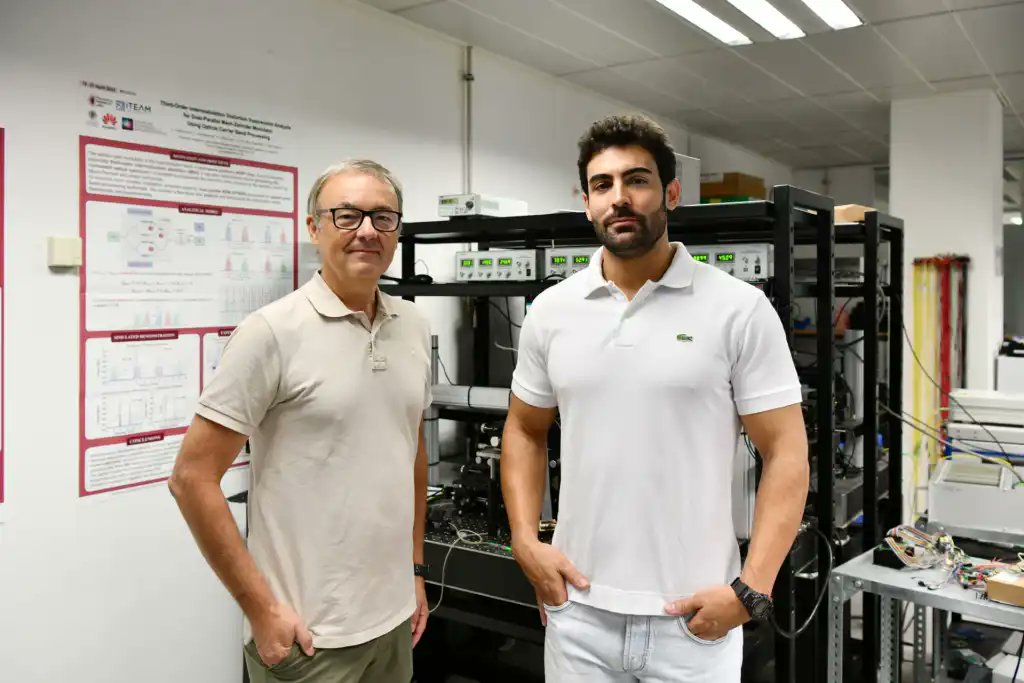 ComputerworldES's tweet photo. ¿Y si el futuro de la #computación no estuviera en los electrones, sino en la luz? Investigadores españoles han desarrollado una nueva teoría que podría reducir el consumo energético de los #datacenters y acelerar procesos clave de #IA, salud y ciencia. https://t.co/KMDFGPNbrW https://t.co/tfaIof5bIN