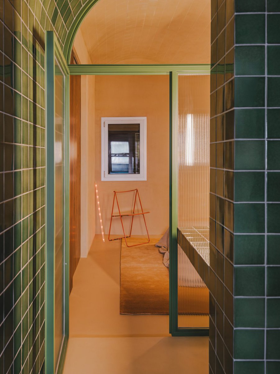 dezeen's tweet photo. Bathtub takes centre stage in living room of Barcelona apartment:
https://t.co/ALOhuVSauu https://t.co/8wkTZXac35