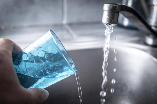 humanite_fr's tweet photo. Pollutions chimiques de l’eau : des médecins dénoncent une « menace systémique aux conséquences sanitaires potentiellement considérables » 

➡️ https://t.co/wQkzG5yoQ6 https://t.co/b6idYI4pLr