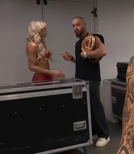 LuigiWrestling's tweet photo. Otra vez Austin Theory hablando con Maxxine Dupri de fondo. Llevan tres años así xd #WWERAW https://t.co/DaRQT5FBk7