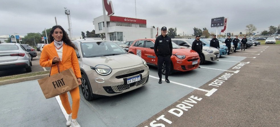 autoexecutiveAR's tweet photo. La caravana del Fiat 600 Hybrid llegó a Tortuguitas donde clientes de #FiatCarOne pudieron probarlo. Precio $ 40.600.000.-. Los compradores se llevaron TV 50 pulgadas (un regalo para quienes compren Fiat en Car One hasta el 16/6!!). Hubo degustación d helado artesanal Bona Nube. https://t.co/C5z6ywRtRU