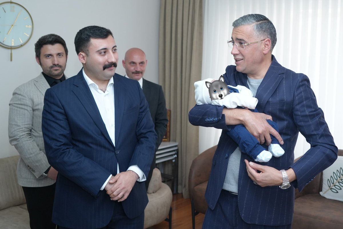 AlpDoganMHP's tweet photo. İl Özel Kalem Müdürümüz Sn. Çağrı Kurnaz ile kıymetli eşi, geçmiş dönem Basın Birimi çalışanımız Buse Nur Kurnaz çiftinin dünyaya yeni gelen bebeklerinin kulağına ezan okuyarak Göktuğ Yüksel adını verdik.

Allah vatana ve millete hayırlı evlat eylesin. https://t.co/dY2e7SWYwS