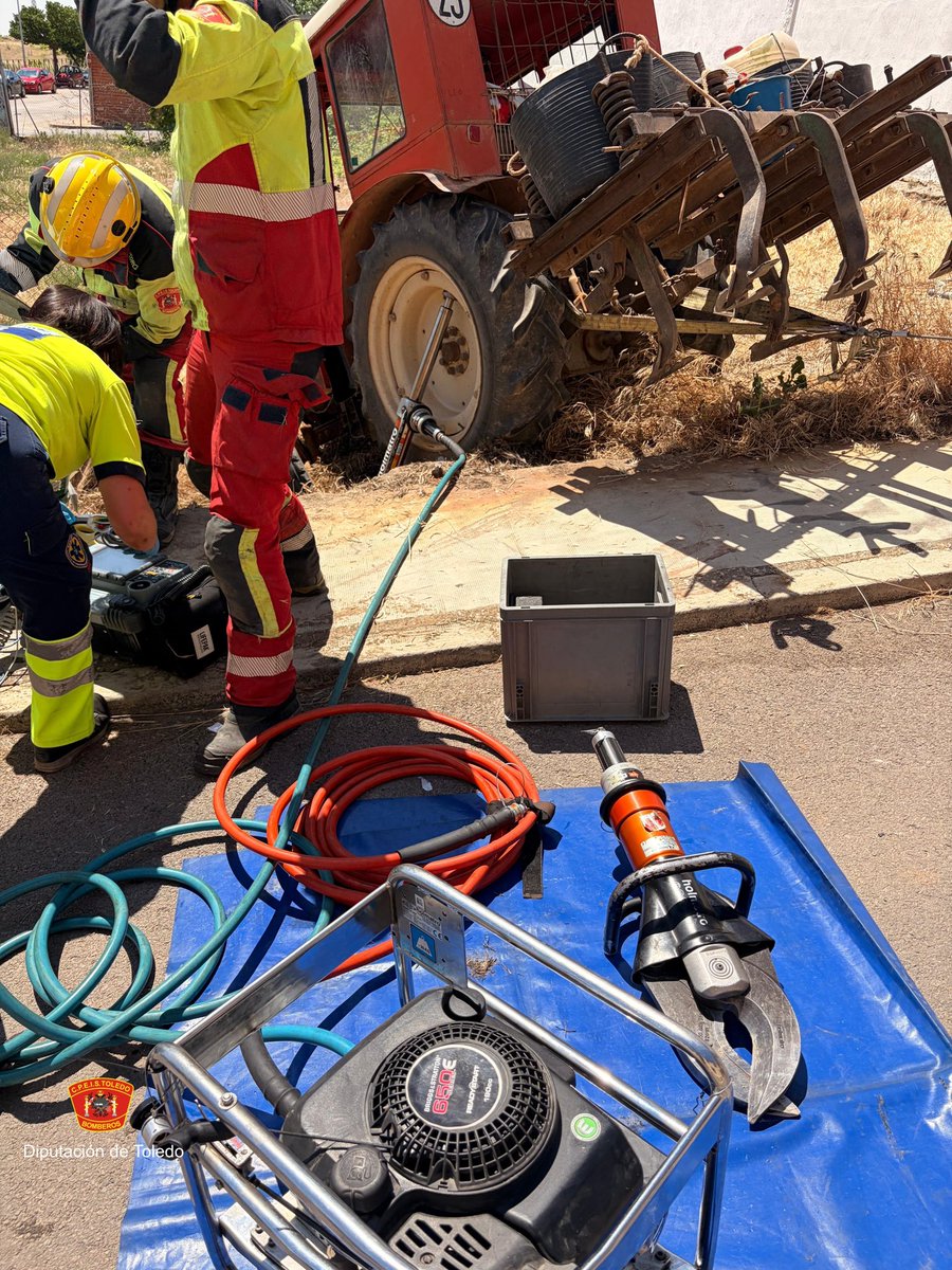 cpeistoledo's tweet photo. 📍 Rescate de persona 🚜 Miguel Esteban

Rescate de un varón atrapado bajo la rueda de un tractor.

Intervención conjunta con Guardia Civil, Policía Local y UVI para la liberación y extracción de la víctima.

🚒 CPEIS Toledo
#CPEISToledo #Bomberos #112CLM https://t.co/wbKvWOT0fI
