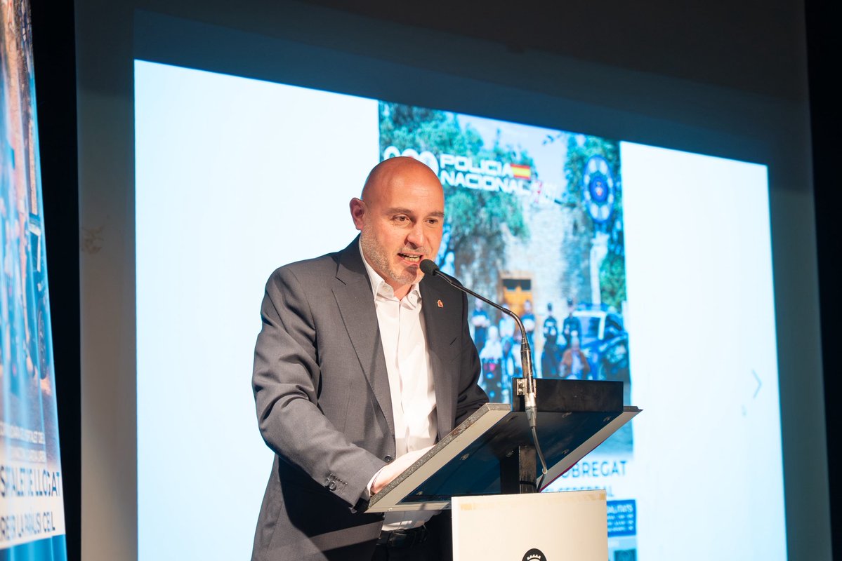 carlosprietogo's tweet photo. Avui hem presentat la 1a Cursa Solidària de la @policia a Catalunya, que se celebrarà el pròxim 21 de juny a L’Hospitalet de Llobregat per recaptar fons per a la Fundació No Som Invisibles, que treballa per donar visibilitat i suport a les persones amb paràlisi cerebral.

Una iniciativa possible gràcies a la col·laboració de la Guàrdia Urbana, l’@LHAjuntament i el seu alcalde, @DavidQuirosLH, i a l’impuls de la Policia Nacional i del seu cap superior a Catalunya, Manuel Rodríguez.

Aquesta cursa parla de seguretat, però també de convivència, cooperació i solidaritat. És un punt de trobada entre els cossos policials i la ciutadania, obert a famílies, infants, persones amb discapacitat i a tothom qui hi vulgui participar, corrent o caminant.

Inscriu-te aquí👇
https://t.co/tyZ5DoDvf5

Gràcies a totes les institucions, cossos policials i persones que ho faran possible.