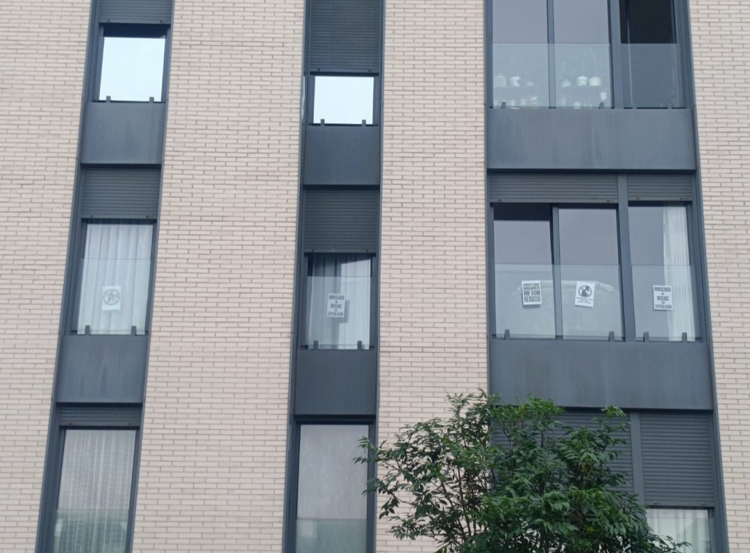 psoesantander's tweet photo. Los vecinos de las 107 viviendas de alquiler asequible han comenzado a llenar sus ventanas de pancartas y mensajes para denunciar la situación que están sufriendo.

Desde el PSOE mostramos todo nuestro apoyo a los afectados  @caixamosaic y seguiremos exigiendo explicaciones al PP https://t.co/zEPiHAs68q